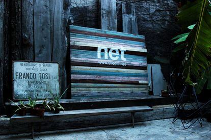 Patio interior de Net, una tienda-estudio de mobiliario en madera dirigido por el arquitecto Alejandro Sticotti en la calle Godoy Cruz, en el barrio de Palermo Soho.