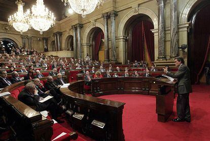 Artur Mas se dirige a los diputados del nuevo Parlament en la primera jornada del debate para su investidura.