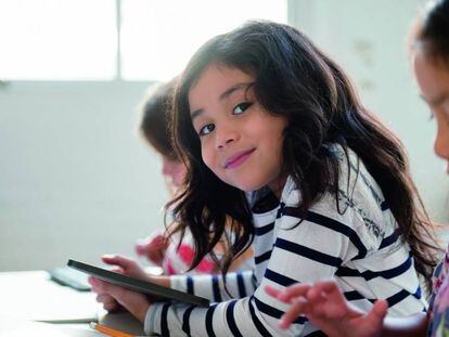 Tabletas, proyectores interactivos, aulas ‘maker’ con impresoras 3D: así son los nuevos colegios.