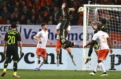 Sergio Ramos salta para defender la portería de España en el choque contra Holanda, en el Amsterdam Arena.