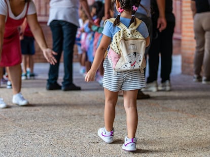 Niños del colegio Aquisgrán de Toledo a su llegada el primer día de curso escolar en Castilla-La Mancha.