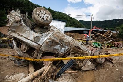 Un automóvil fue destruido por fuertes lluvias en Cheongju el lunes.