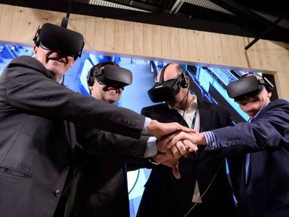 Grau, Bartomeu, Gayo i Hoffman veient el Camp Nou a través d'unes ulleres de realitat virtual.