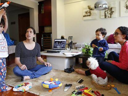 Isabel y Mar&iacute;a, arquitecta y licenciada en Comunicaci&oacute;n, juegan con sus hijos en su casa en Quito (Ecuador). 