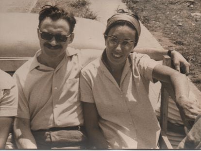 Mario Benedetti con su esposa, Luz López Alegre.