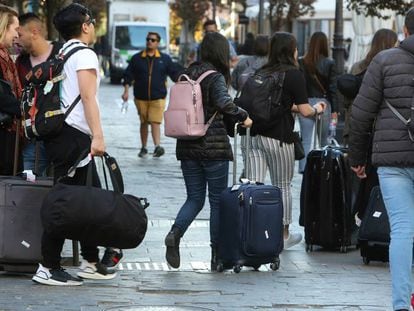 Turistas por el centro de Madrid en marzo.