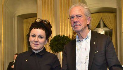 La escritora polaca Olga Tokarczuk y el autor austriaco Peter Handke, en Estocolmo tras pronunciar sus discursos por el Premio Nobel de Literatura.