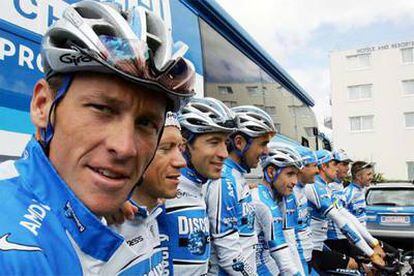 Lance Armstrong posa ayer con sus compañeros de equipo.