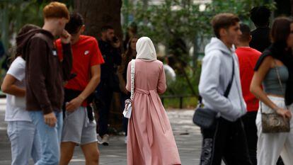 Una mujer musulmana luce un vestido hasta los tobillos en una calle de Nantes, en Francia, el 29 de agosto de 2023,
