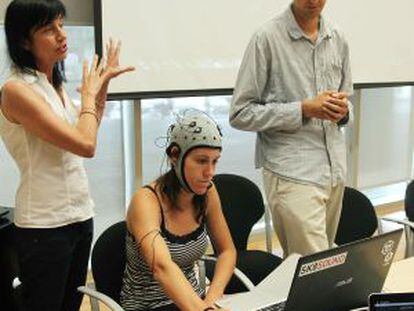 La responsable del proyecto Brain Polyphony, Mara Dierssen (izq.), y su equipo hacen una prueba del prototipo que han desarrollado