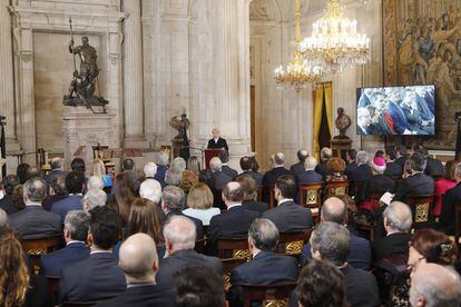 Concha Velasco presenta el acto de clausura del cuarto centenario de la muerte de Cervantes, presidido por los Reyes.