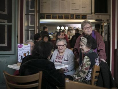 Unas mujeres conversan en el bar del Antic Teatre, este lunes.