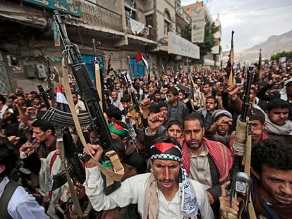 Partidarios de Houthi en Saná (Yemen) sostienen armas en una protesta contra Israel por atacar a palestinos en Gaza, el pasado 17 de mayo de 2021.