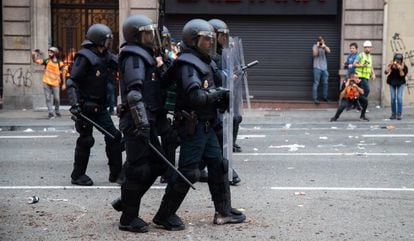 Agentes antidisturbios durante las protestas en Barcelona.