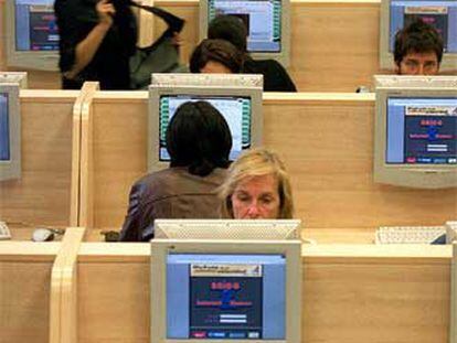 Varios trabajadores utilizan los ordenadores de una empresa.