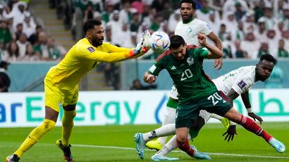 Mohammed Al-Owais, portero de Arabia Saudí, para un remate de cabeza de Henry Martin, de la selección de México, en el estadio 974 este miércoles.