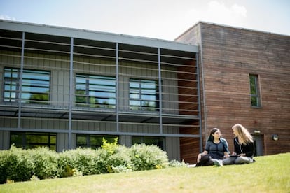 Alumnas en el campus de la Universidad de Essex.