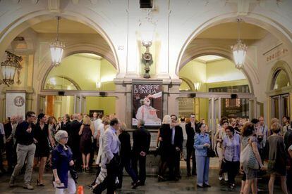 Espectadores a la salida, ayer, del estreno de la temporada del Liceo.