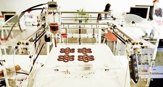 La impresora 3D de comida funciona con conexión a Internet y dispone de una pantalla táctil desde la que se pueden elegir recetas o diseñar un plato.