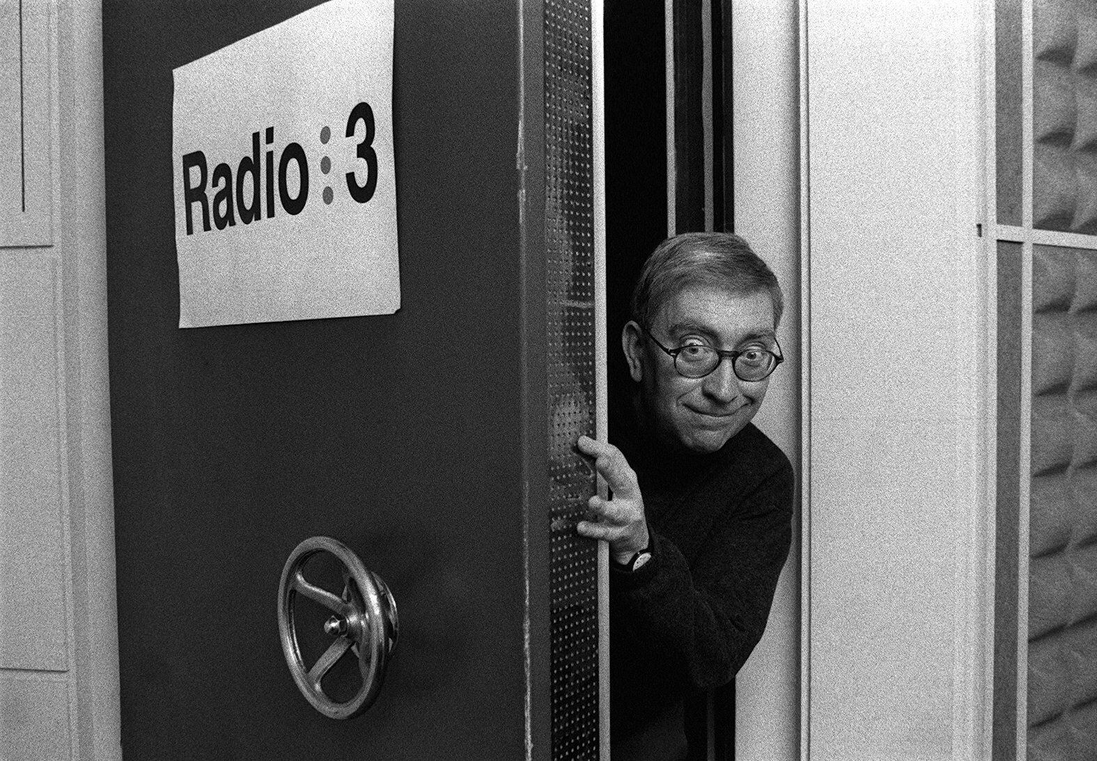 El locutor Juan de Pablos, de Radio 3, en los estudios de la Casa de la Radio, en Prado del Rey, Madrid, en 1999.