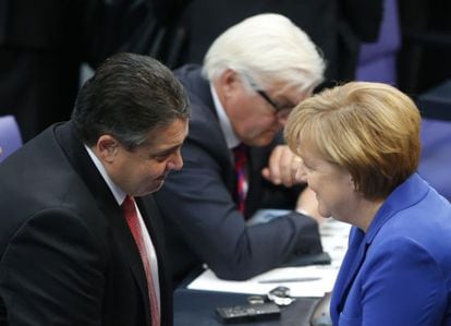 Merkel y Sigmar Gabriel, l&iacute;der del SPD, en octubre en Berl&iacute;n.