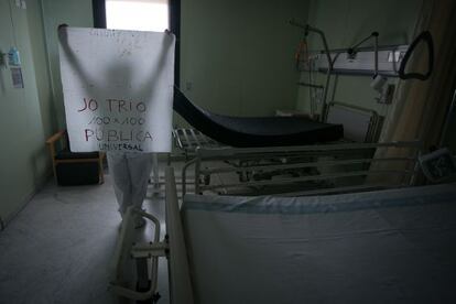 Un treballador de l'hospital Vall d'Hebron protesta contra el tancament de llits.