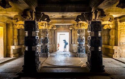 Interior del templo Hazara Rama, en Hampi (India).