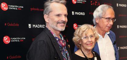 Miguel Bos&eacute;, Manuela Carmena y Bonaventura Clotet, durante la presentaci&oacute;n de la gala en Madrid.