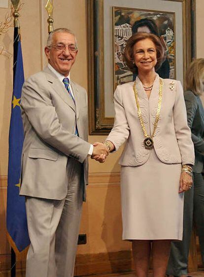 La reina Sofía recibe la medalla de oro de su ciudad natal, de manos del alcalde ateniense.