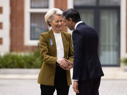El primer ministro del Reino Unido, Rishi Sunak, saluda a la presidenta de la Comisión Europea, Ursula von der Leyen, el 27 de febrero en Windsor (Reino Unido).