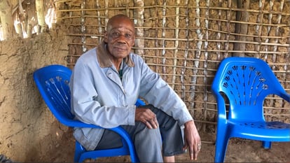 El jefe del barrio de trabajadores de Yalikito, Jean Buinga, recibe a las visitas en una tradicional choza de ramas, barro y hojas de palma. El barrio está dentro de la plantación de palma aceitera y a un kilómetro del vertedero de residuos agroindustriales.