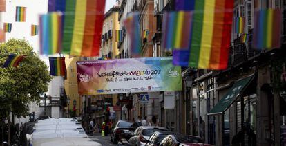 Banderas decoran el barrio de Chueca en Madrid.