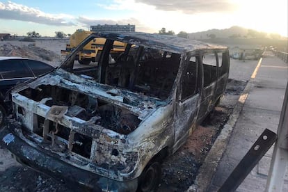 Un vehículo calcinado tras las protestas en San Felipe, Baja California Sur, en diciembre de 2020.