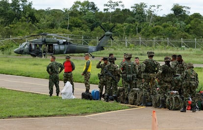 Soldados se preparavam para embarcar em um helicóptero para procurar as crianças desaparecidas.