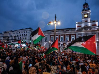 Banderas palestinas en la manifestación de este domingo en la Puerta del Sol de Madrid.