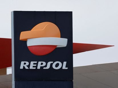 Logo de Repsol en una estación de servicio de Vecindario (Gran Canaria), este miércoles.