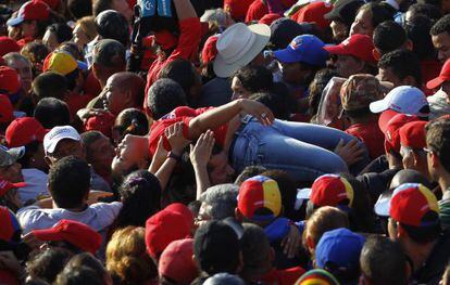 Una seguidora de Chávez sufre un desmayo en la cola de la capilla ardiente