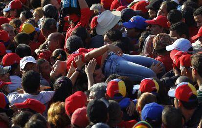 Una seguidora de Ch&aacute;vez sufre un desmayo en la cola de la capilla ardiente