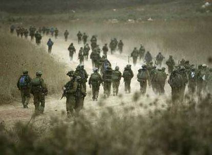 Soldados israelíes camino de un pueblo al sur de Líbano, en 2006.