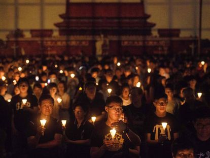 La multitud sostiene velas en la vigilia por la masacre de Tiananmen en Hong Kong, este lunes