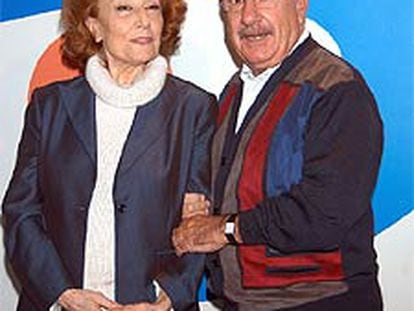 Alfredo Landa, junto a Julia Gutiérrez Caba, en la presentación de <i>Los Serrano.</i>