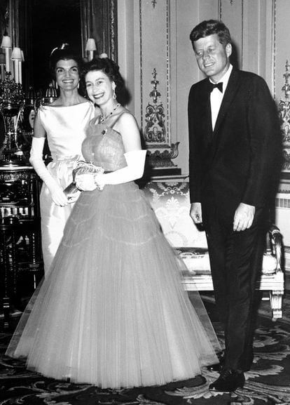 La reina Isabel II recibe al matrimonio Kennedy en una cena de gala ofrecida en el palacio de Buckingham, Londres, el 5 de junio de 1961.