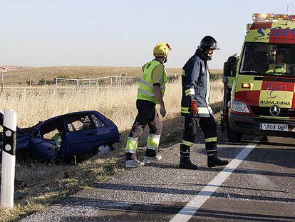 Una ambulancia junto al turismo en el que fallecieron ayer dos personas en Salamanca.