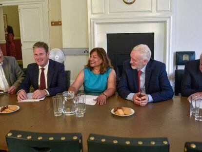 En foto, el líder del Partido Laborista, Jeremy Corbyn (segundo por la derecha), junto a su equipo neogciador, este martes en Londres. En vídeo, Corbyn tras firmar la carta que le enviará a todos los partidos.