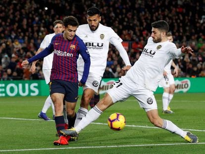 Coutinho sortea el marcaje de los defensores del Valencia en el partido del sábado.