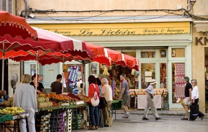 Puestos del mercado de la plaza Richelme, en Aix-en-Provence.