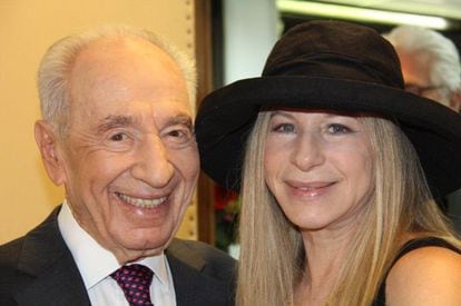 Barbra Streisand en su visita a la fundación Make a wish, con el presidente israelí, Simón Peres.