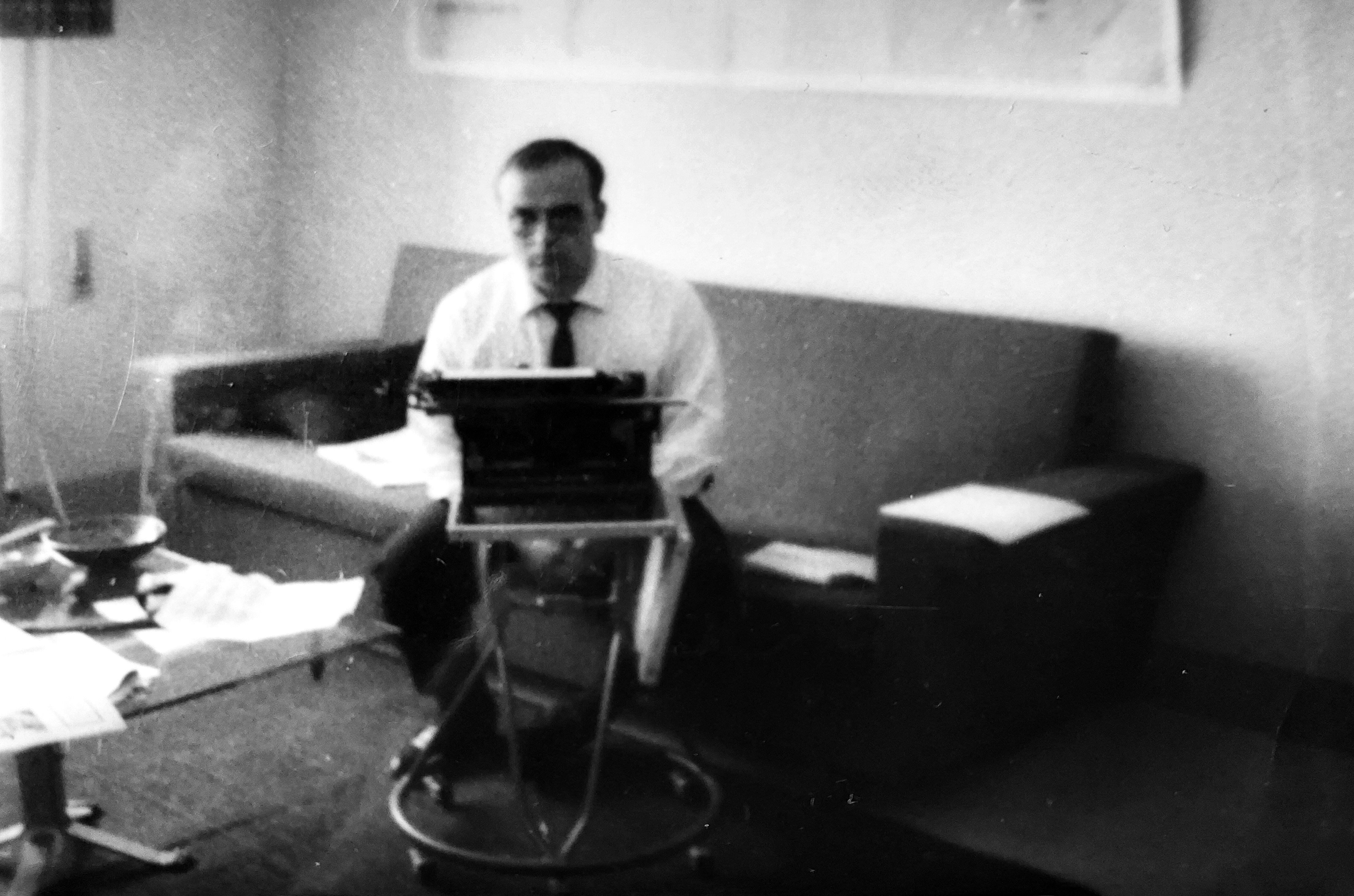 Manuel Vázquez Montalbán, con su máquina de escribir, en los años sesenta. En el anverso, el autor escribió: 