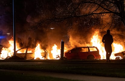 Vehículos incendiados en el barrio de Rosengard durante los disturbios tras la quema de un corán, el pasado 17 de abril en Malmö.