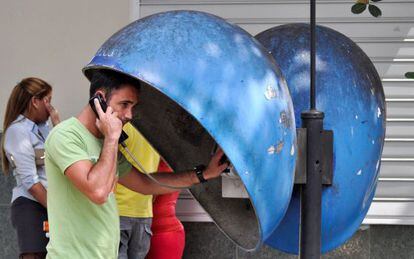 Un cubano habla desde un teléfono público en La Habana